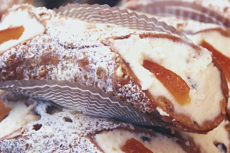 dolci della tradizione siciliana cannoli